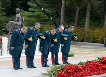 Azerbaijani public visits Alley of Honor to commemorate 12th death anniversary of Heydar Aliyev. Azerbaijan, Dec.12, 2015